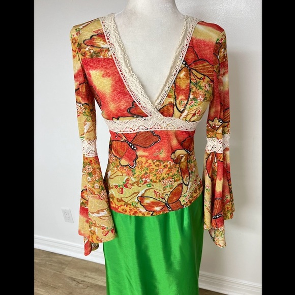 V-neck blouse defining femininity w/its flowery print, lace & flowing sleeves - Picture 16 of 16